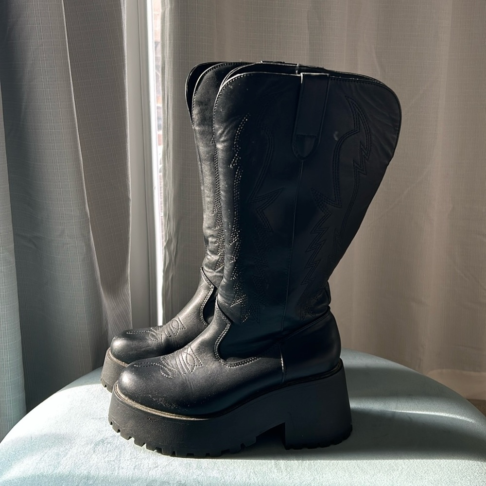 Knee boots